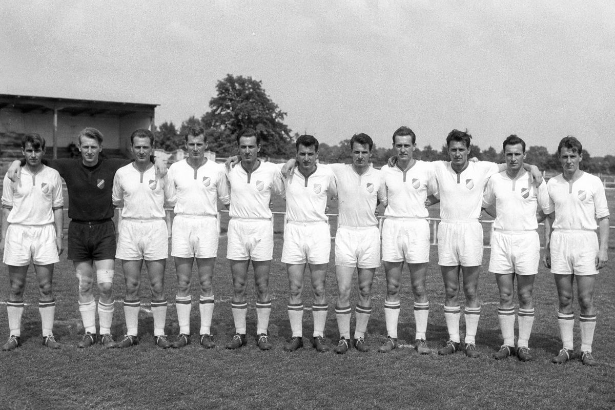 Historisches Mannschaftsfoto des SV Gersweiler, elf Spieler aufgereiht vor der Tribüne