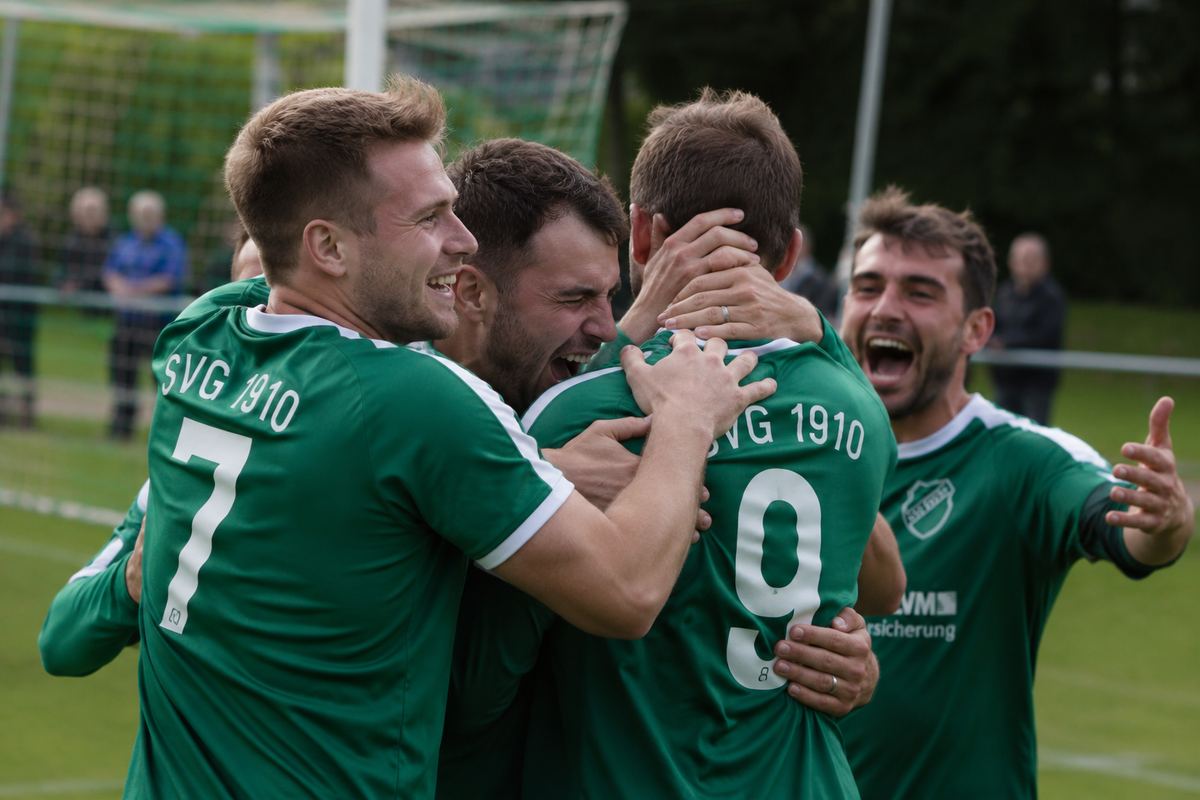 SVG-Spieler bejubeln gemeinsam ein Tor