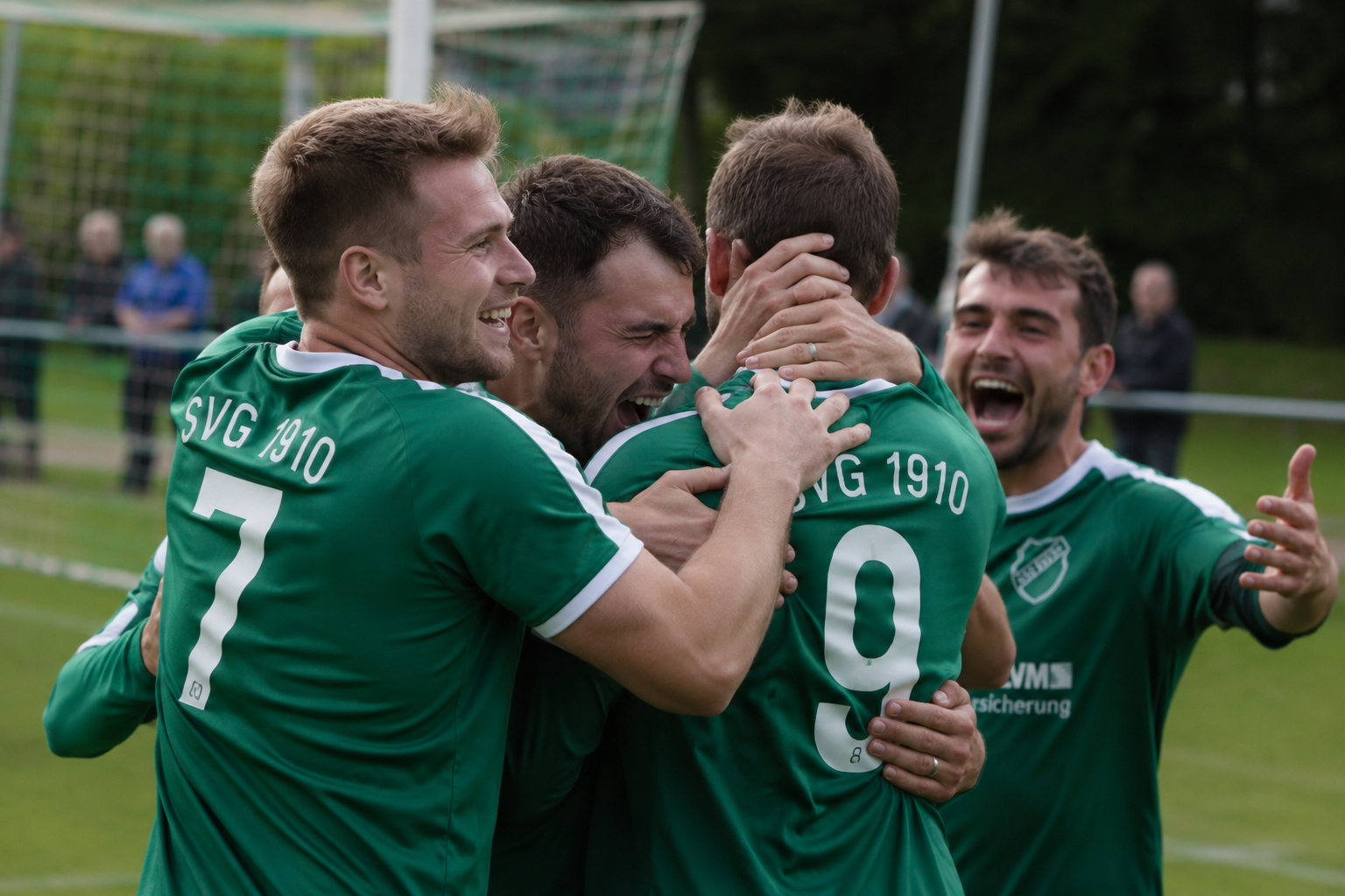 SVG-Spieler bejubeln gemeinsam ein Tor